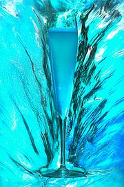 SF 00944148 Blue champagne surrounded by ice