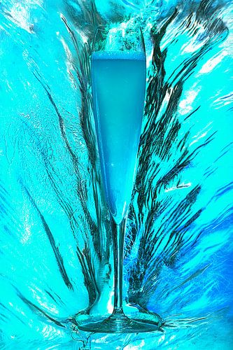 SF 00944148 Blue champagne surrounded by ice by BeeldigBeeld Food & Lifestyle