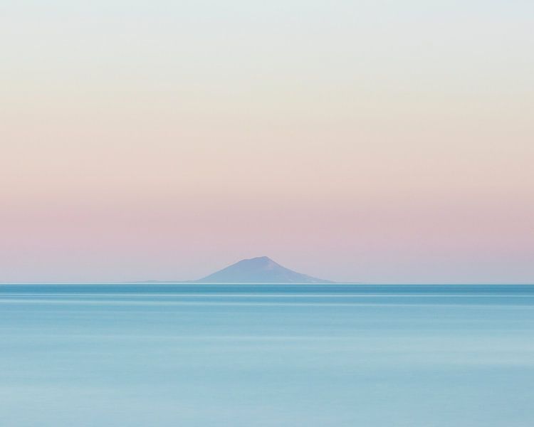 Eilandsilhouet aan de horizon bij zonsondergang van Patrik Lovrin