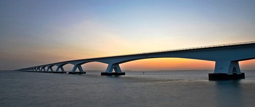 De Zeelandbrug in panorama tijdens zonsopkomst