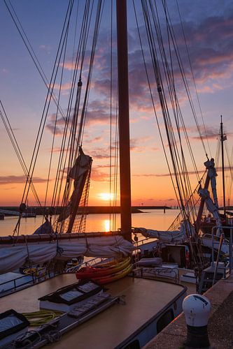 De zon gaat onder in de haven
