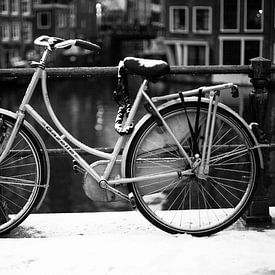 Besneeuwde fiets in Amsterdam van Colin Eusman