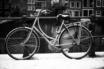 Verschneites Fahrrad in Amsterdam