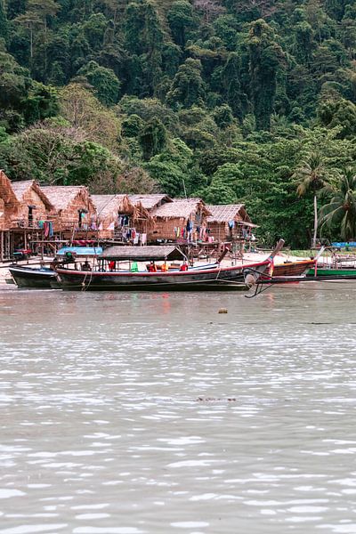 Fischerboote in der Nähe der Insel Surin in Thailand von Lindy Schenk-Smit