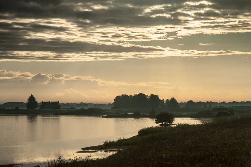 Huis aan het meer by Wim de Lange