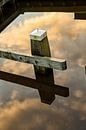 Meerpaal in een weerspiegeling van de wolken lucht in het water. One2expose Wout Kok Photography van Wout Kok thumbnail