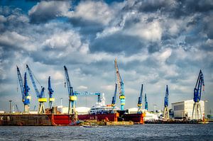 Hafen Hamburg mit Kränen und Trockendocks