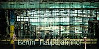 BERLIN Hauptbahnhof Glasfassade - berlin central station von Bernd Hoyen Miniaturansicht