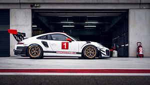 Porsche GT2 RS ClubSport in de pitlane van Ansho Bijlmakers