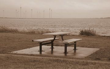 Picknick tafel bij nat weer in Zeeland . van Jose Lok