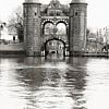De Waterpoort van Sneek | Friesland | Zwart Wit | fotobehang van Laura Dijkslag