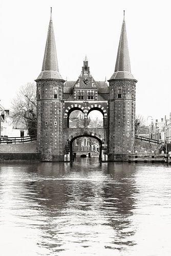 De Waterpoort van Sneek | Friesland | Zwart Wit | fotobehang