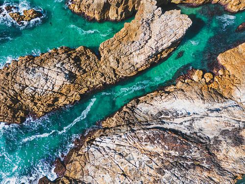 Luchtfotografie van twee duikers die tussen de kliffen aan het speervissen zijn.