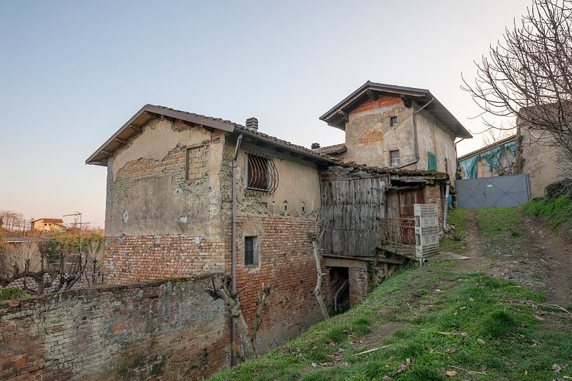 Vervallen huisje in Montechiaro d'Asti, Piemonte, Italië van Joost Adriaanse