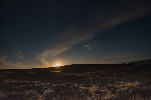 De maan aan de sterren hemel
