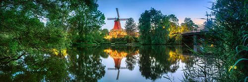 Moulin à vent près de Hambourg au coucher du soleil.