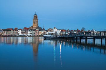 Vue de la belle ville de Deventer à l'heure bleue ; sur Meindert Marinus