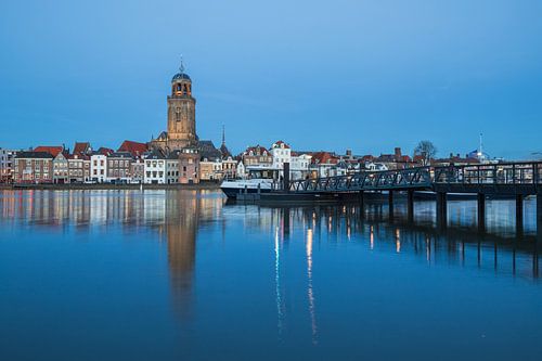 Vue de la belle ville de Deventer à l'heure bleue ;