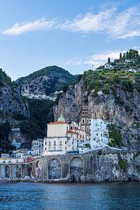 Blick auf Atrani an der Amalfiküste in Italien
