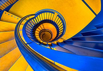 Blauw geel spiraal trap / wenteltrap van Marcel van Balken