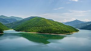 Azur-blauer See