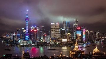 Skyline van Shanghai, Bund, World Financial Center, Oriental Pearl Tower in Shanghai, China van Tubray