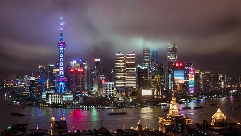 Skyline of Shanghai, Bund, World Financial Center, Oriental Pearl Tower à Shanghai, Chine par Tubray
