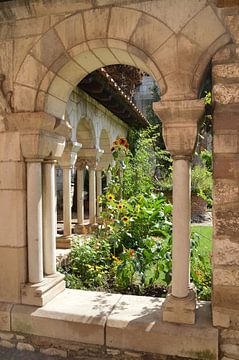 Sfeervolle kloostertuin /  Atmospheric monastery garden /   Jardin du monastère atmosphérique van Margriet's fotografie