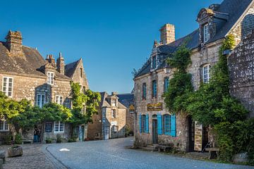 Historische huizen van granietsteen op Place de l`Eglise in Locronan, Bretagne