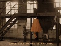 Ballettkleid in verlassener Fabrik mit Text/ Tanzen, als ob niemand zuschaut