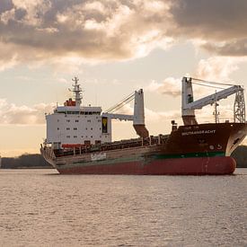 Sea-going vessels on the North Sea Canal by scheepskijkerhavenfotografie