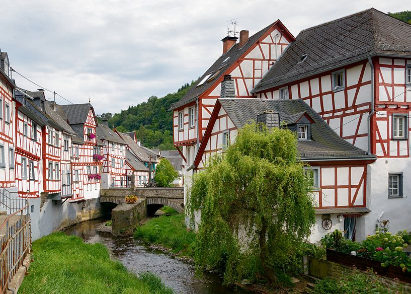 Traditionelles Dorf Monreal, Eifel, Deutschland von Katho Menden