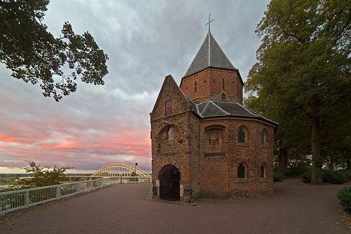St. Nikolaus-Kapelle in Nijmegen mit schönem Himmel von Anton de Zeeuw