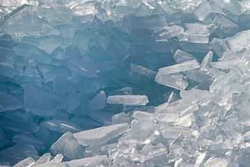 A mountain of creeping ice by Barbara Brolsma