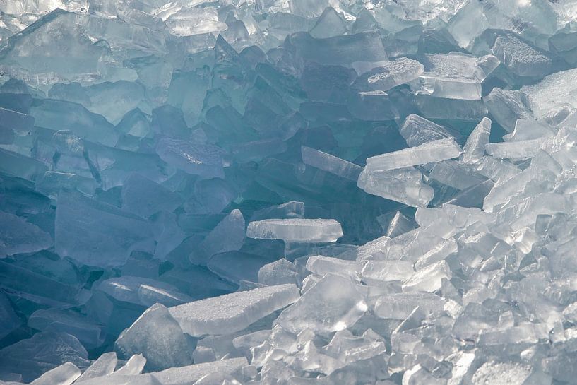 Een berg kruiend ijs van Barbara Brolsma