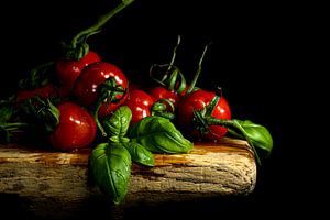 Tomaten und Basilikum auf einem Brett
