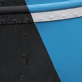 Detail van zwart-wit-blauwe boeg van een schip van Danielle Roeleveld