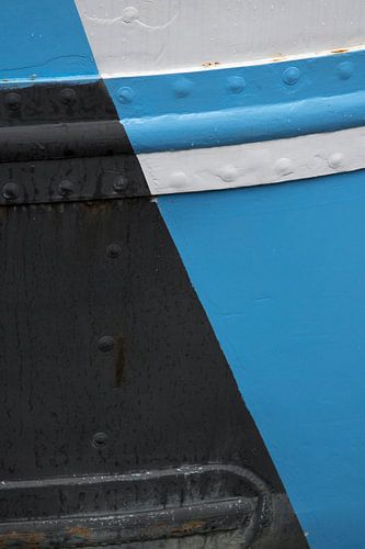Detail van zwart-wit-blauwe boeg van een schip