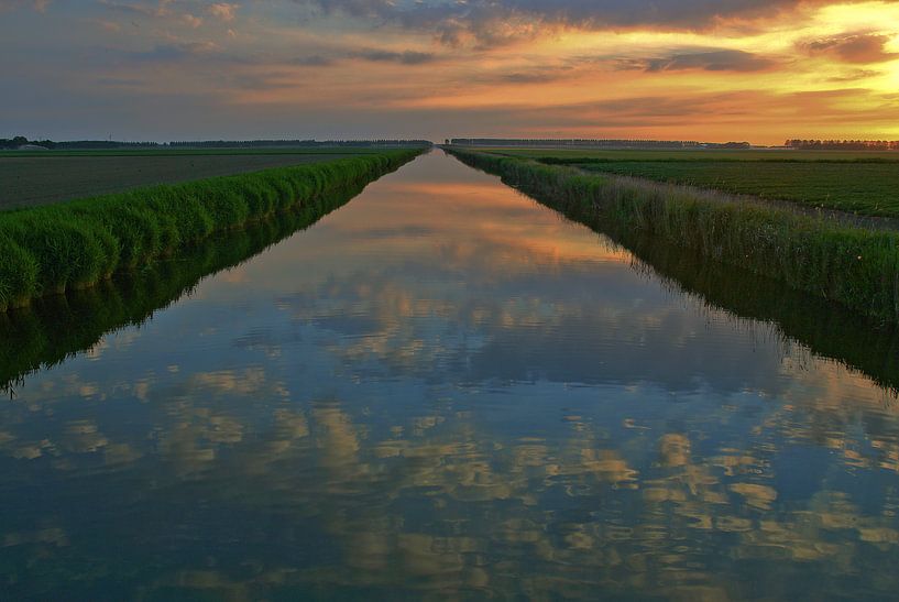 Sloot met spiegeling bij Emmeloord  by Juul Baars