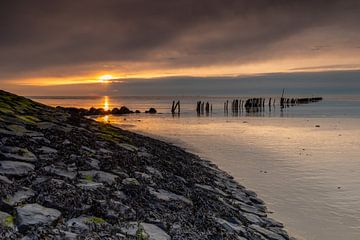 Bedrohliche Wolken über dem Wattenmeer am Ende der Welt von Bram Lubbers