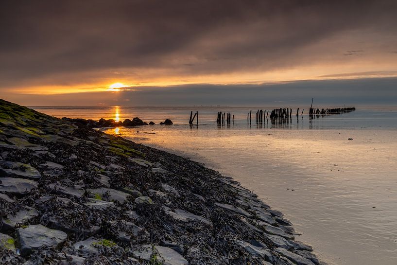 Dreigende wolken boven de Waddenzee aan het einde van de wereld van Bram Lubbers