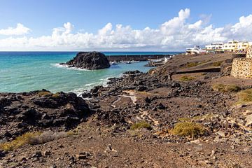 Uitzicht op de rotsachtige kust van El Cotillo op het Canarische eiland Fuerteventura van Reiner Conrad