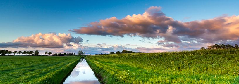 Zonsondergang bij Eemskanaal (Groningen) van Koos de Wit