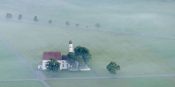 Herfstmist omarmt Saint Coloman van Walter G. Allgöwer