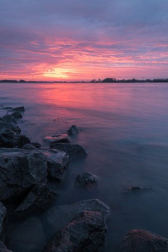 Zonsopkomst bij rivier de Waal