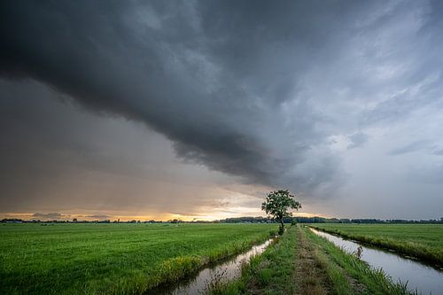 Onweersbui bij zonsondergang van Erwin Pilon