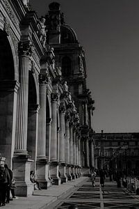 Der Platz am Louvre-Museum, Paris Frankreich in schwarz-weiß von Manon Visser