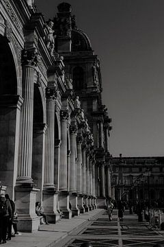 La place du musée du Louvre, Paris France en noir et blanc sur Manon Visser