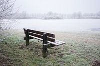 Banc dans un paysage d'hiver