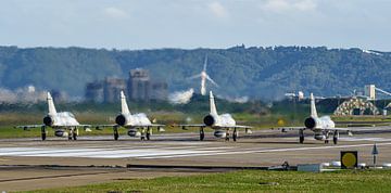 Vier Taiwanese Dassault Mirage 2000-5's klaar voor vertrek. van Jaap van den Berg